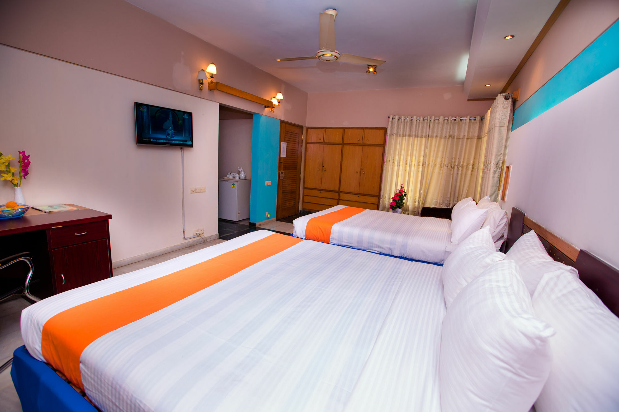 Hotel Golden Deer Дакка Экстерьер фото
